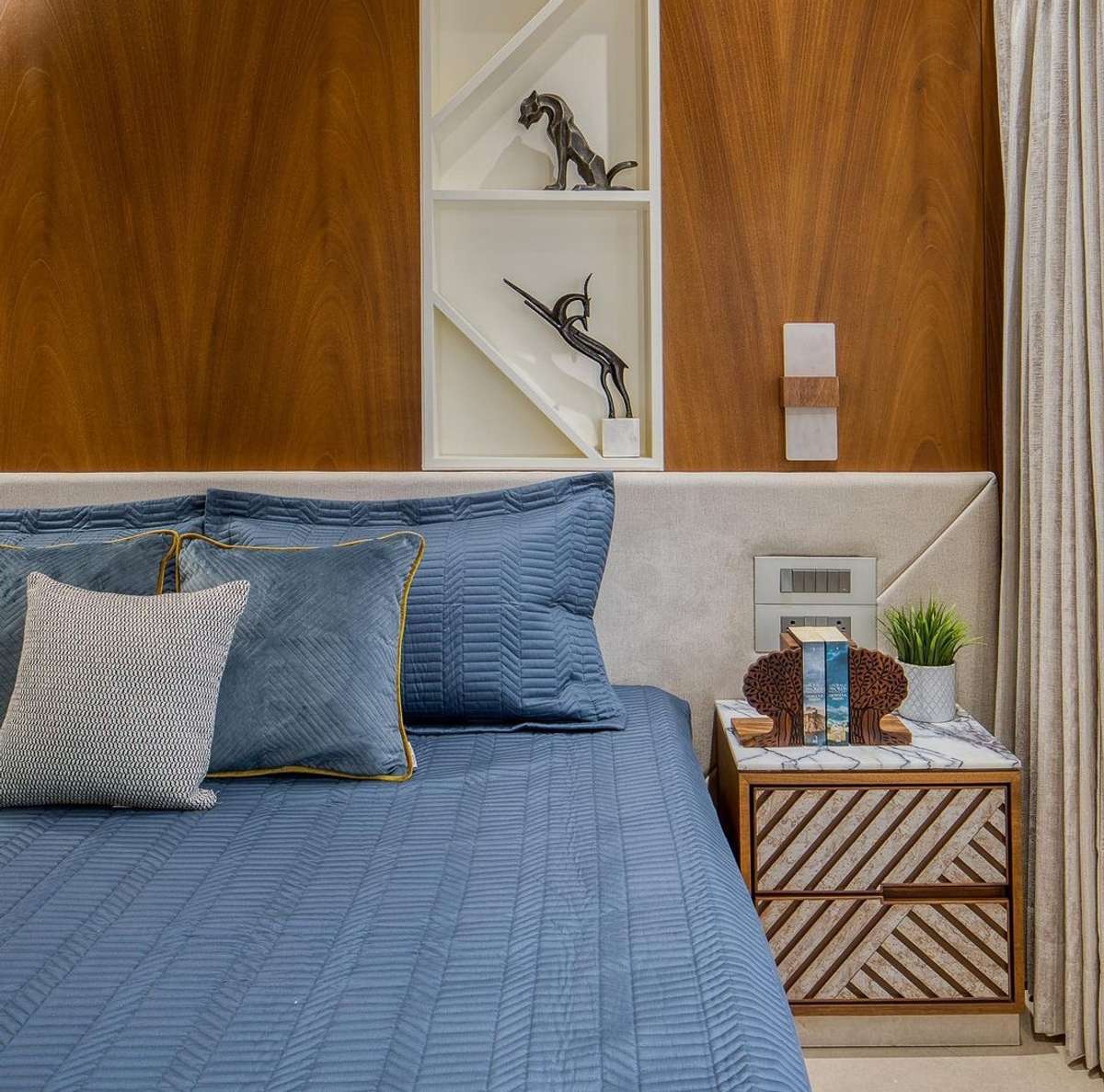 Bed room design 

#KeralaStyleHouse #MasterBedroom #KingsizeBedroom #BedroomDesigns #ooty