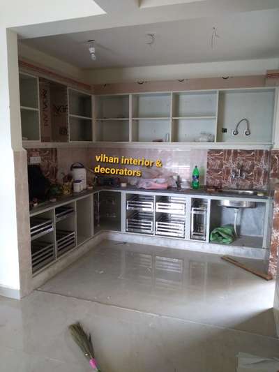Kitchen, Storage Designs by Contractor vihan  interior  decorators , Sonipat | Kolo