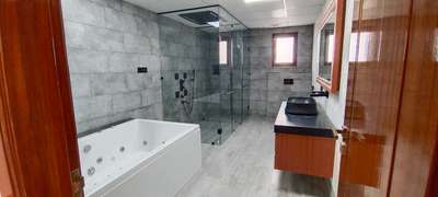 Bathroom Designs by Contractor shubham vats, Delhi | Kolo