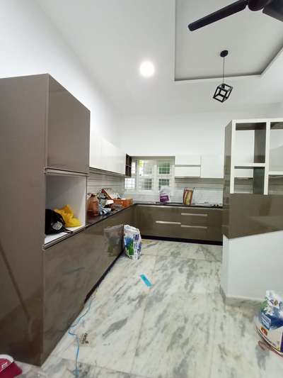 Kitchen, Storage Designs by Interior Designer 𝚒𝚗𝚂𝙸𝙳𝙴  ᴅᴇᴄᴏʀ  ғᴜʀɴɪsʜɪɴɢs , Malappuram | Kolo