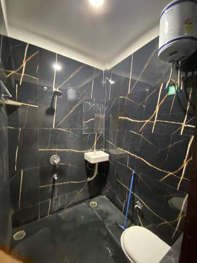 Bathroom, Wall Designs by Contractor Royal construction, Indore | Kolo