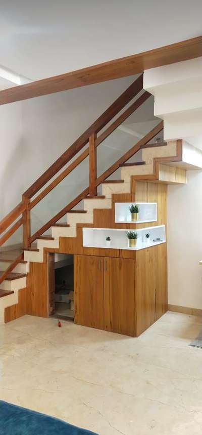 Staircase Designs by Carpenter Shuaib Saifi, Kannur | Kolo