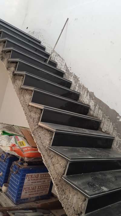 Staircase Designs by Contractor chanpreet singh chanpreet singh, Karnal | Kolo