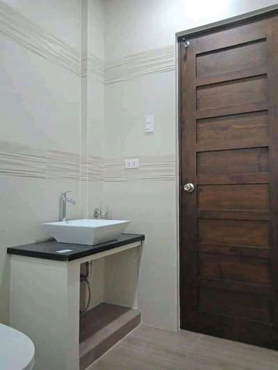 Bathroom, Door Designs by Carpenter hindi bala carpenter, Kannur | Kolo